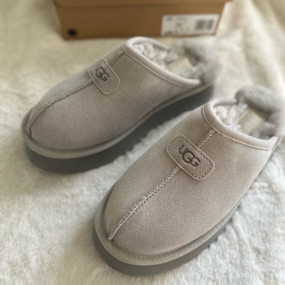 UGG  platform Genuine Shearling Slide Slipper size 7